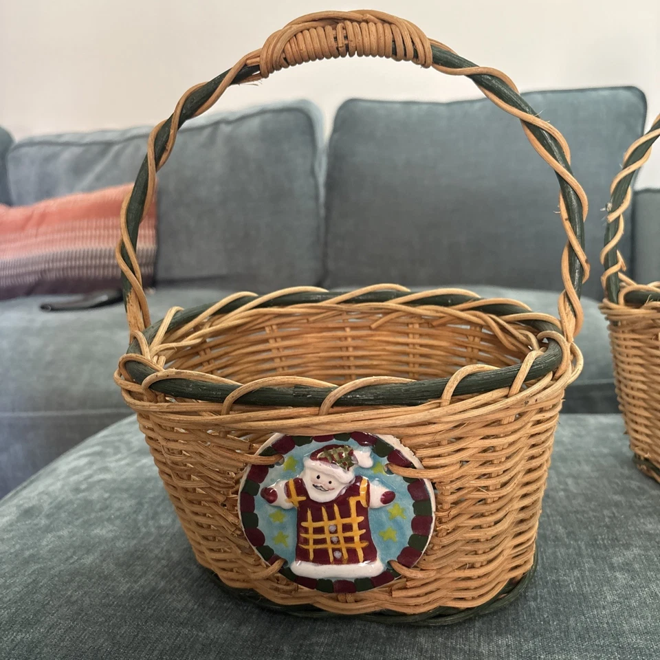 2 canastas de mimbre medianas vintage con inserto de azulejo de cerámica de Papá Noel 12" x 9,5" x 8" Foto 1 de 4