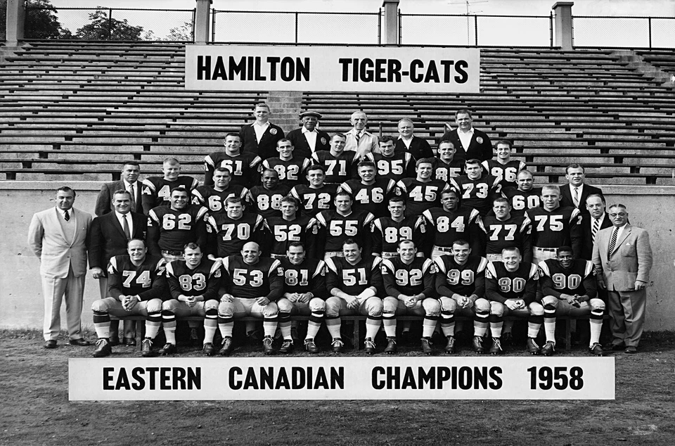 Foto del equipo Hamilton Tiger Cats CFL 1958 en blanco y negro 8 X 10 foto Foto 1 de 1