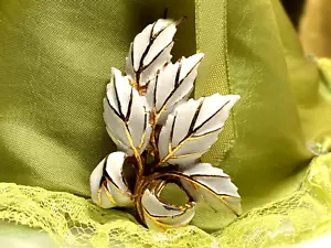 Vintage Brooch Leaf White Enamel Gold Metal Signed A1474 weights 20.96g - Picture 1 of 10