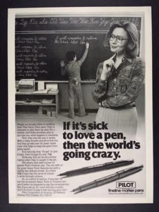 1980 Pilot Razor Point Pen profesor estudiante en pizarra foto vintage impresión anuncio - Imagen 1 de 1