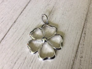 Silver flower pendant fashion jewelry - Picture 1 of 4