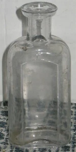 Botella de vidrio transparente rectangular vintage boticario utilería jarrón granero excavación vertedero encontrar - Imagen 1 de 6