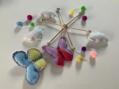 Cuna de fieltro de mariposa hecha a mano móvil para niña, guardería, baby shower Foto 1 de 4