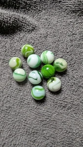 Konvolut 10 alte grüne Murmeln - Bild 1 von 3