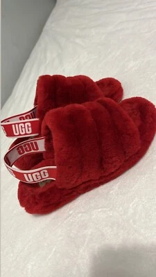 Toboganes Ugg Fluff Yeah rojo mujer talla 7 EE. UU. en excelente estado  Foto 1 de 4