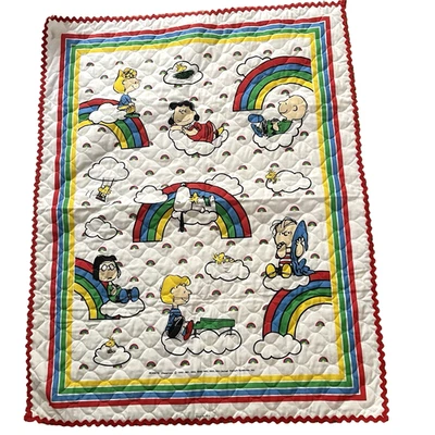Manta de cuna vintage hecha a mano 1971 Snoopy Charlie marrón edredón guardería arco iris  Foto 1 de 4
