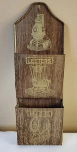 Organizer per fatture postali metallo latta da appendere a parete venature legno look anni 50 MCM VINTAGE - Foto 1 di 10