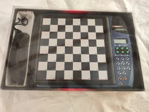 MILLENNIUM Sprechender Schachmeister 3000 Schachcomputer empfohlen Weltmeister - Bild 1 von 2