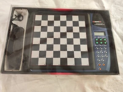 MILLENNIUM Sprechender Schachmeister 3000 Schachcomputer empfohlen Weltmeister - Bild 1 von 2