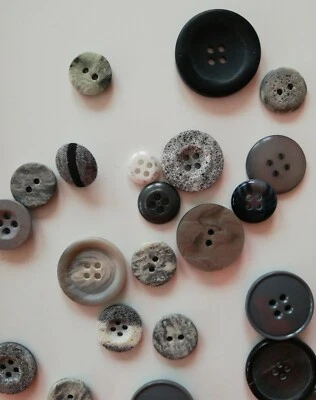 Knopf/Kurzwaren, 28 STÜCK, GRAU-TÖNE. Gemischt-über Jahre gesammelt! - Bild 1 von 4