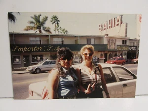 1980er VINTAGE FUNDFOTO FARBE ORIGINAL KUNSTFOTO FRAUEN AUF STRASSE SCHNAPPSCHUSS - Bild 1 von 4