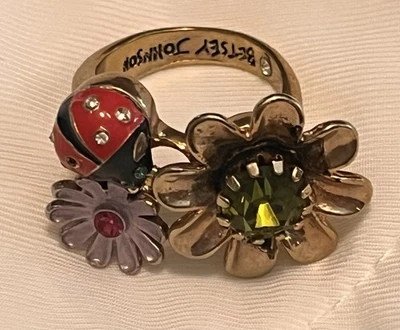 Винтажный Betsey Johnson божья коровка и цветы кольцо стразы золотой тон размер 7,25 редкая - Изображение 1 из 4