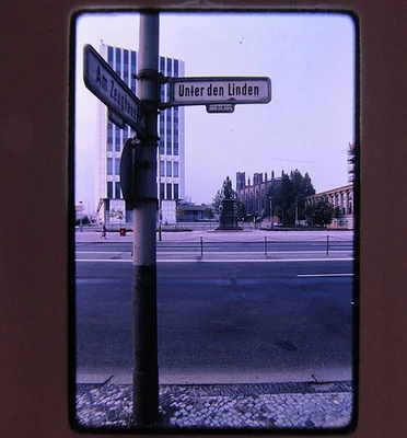Unter den Linden /Zeughaus  Straßenschild Wilfried Bauer  Berlin  1982 DDR F Dia - Bild 1 von 3