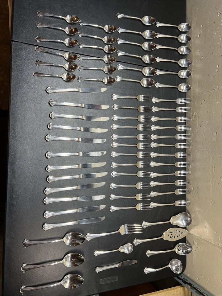 12 juegos de cubiertos y vitrina International DEEPSILVER SILVERPLATE 70 P Foto 1 de 4