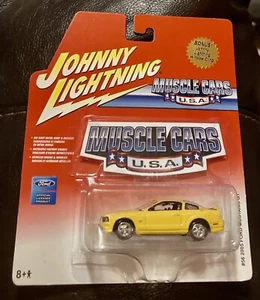 ๐ Johnny Lightning Muscle Cars USA #56 2005 Yellow Ford Mustang GT ๐ - Picture 1 of 2