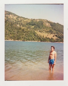 Zärtlich gutaussehender junger Mann hemdlos süß männlich Strandhose Ausbuchtung Gay Int - Bild 1 von 7