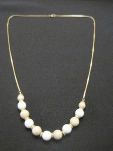 Cadena vintage de cuentas blancas y bronceadas en tono dorado de 22" de largo en excelente condición - Imagen 1 de 4