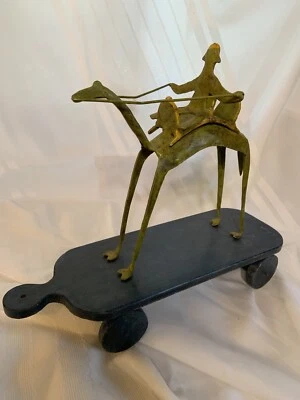 Escultura de arte de metal vintage hombre montar a caballo camello en tren de madera Foto 1 de 4