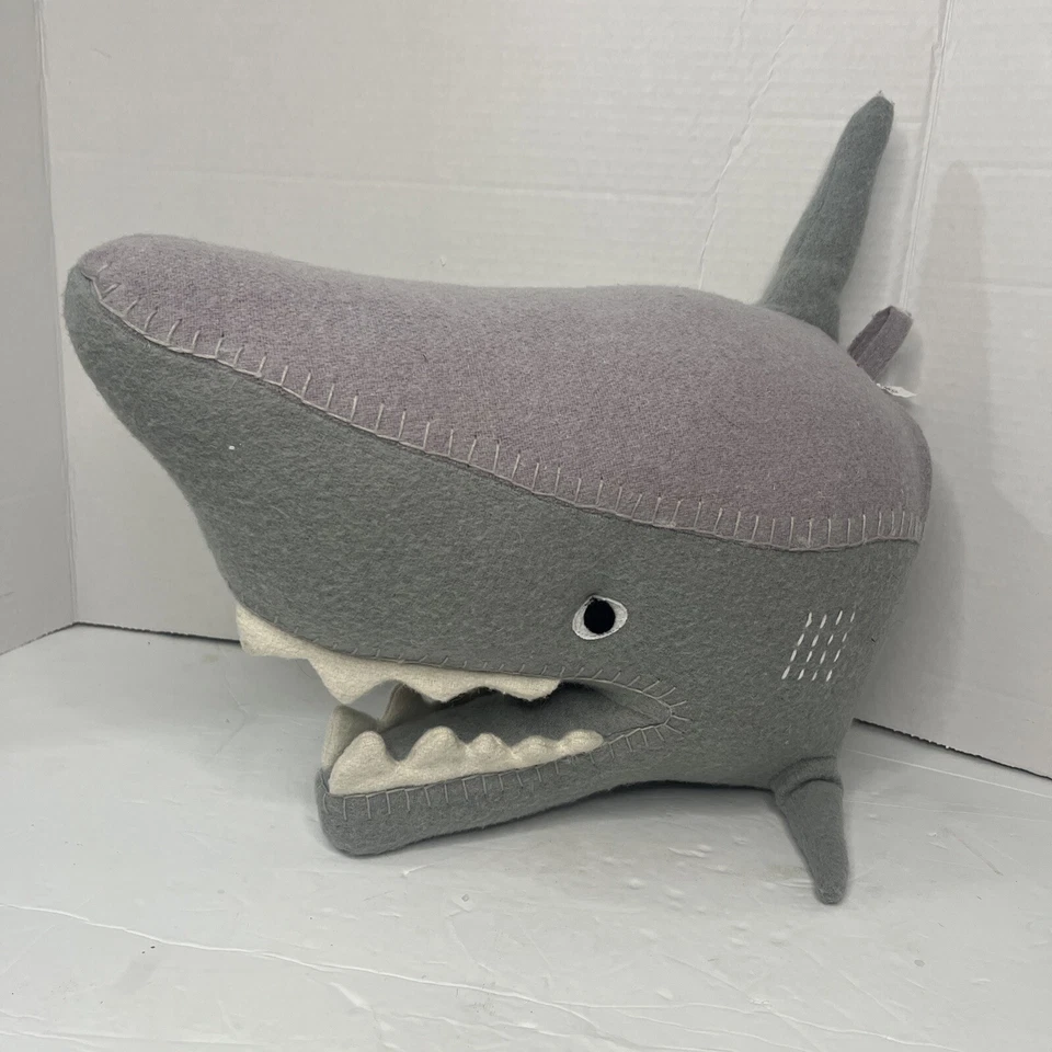 Pillowfort Cabeza de Tiburón Objetivo Exclusivo Montaje en Pared Decoración Felpa Taxidermia 14" Peces Foto 1 de 3