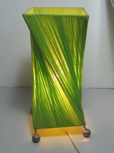 Lámpara de mesa vintage verde lima pantalla retorcida en muy buen estado como se muestra - Imagen 1 de 11