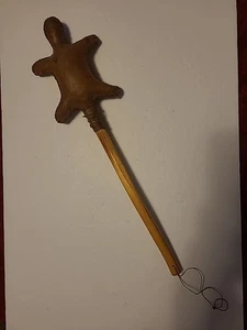 Indianer Ritual Zeremonielle Schildkröte Rassel Rohhaut Leder, Holzgriff 16" - Bild 1 von 10