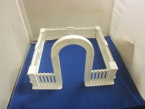 PLAYSKOOL Puppenhaus VIKTORIANISCHER HINTERHOF GARTEN SPALIER ZAUN LAUBE Zaun GRATIS S - Bild 1 von 7