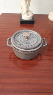 Ancienne Petite COCOTTE FONTE EMAILLE STAUB MI FRANCE  12cm Marmite Vintage - Photo 1/4