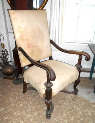 UN MARAVILLOSO SILLÓN ANTIGUO TALLADO JACOBEO SIGLO XIX Foto 1 de 4