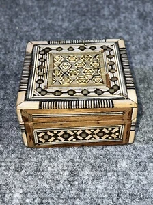 Vintage Handarbeit Holz Schmuckschatulle Perlmutt Intarsien / hat Chip - Bild 1 von 6