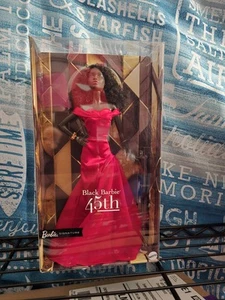 Muñeca Barbie 45 Aniversario Barbie Negra Signature Barbie por Kitty Black Perkins 2025 - Imagen 1 de 5