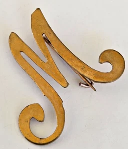 Vintage Script Cursive Initial Letter M Gold Tone Pin 1-1/8" - Imagen 1 de 4