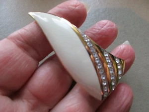PRETTY VINTAGE GOLD TONE CRYSTAL CREAM ENAMEL RETRO WING FASHION BROOCH PIN UK - Picture 1 of 4