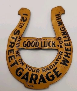 Vintage 12th Street Garage Wheeling W.V. Good Luck Kühlerabzeichen 2,75" x 3,5" - Bild 1 von 5