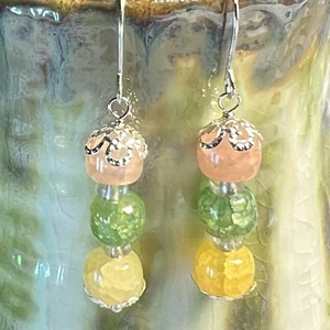 Orecchini pendenti con perline impilate in vetro crepato rosa verde giallo tono argento. S914 - Foto 1 di 3