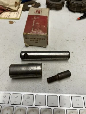 Nuevo de Lote Antiguo Kit de Grillete Delantero de Resorte Trasero 1948 49 50 51 52-1956 Ford Truck F2 F3 A8TZ- Foto 1 de 4