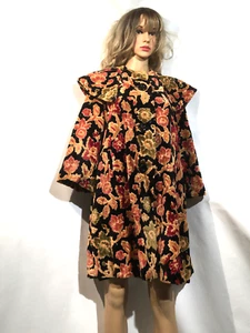 VINTAGE 1950s TAPESTRY PLUSH VELOUR FLORAL CARPET BAG CAPE COAT 3-BUTTON SMALL - Imagen 1 de 24