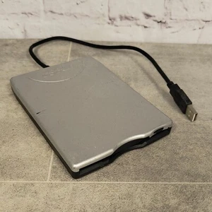Mitsumi D353 FUE - External USB 3.5" Floppy Disk Drive - Silver - Afbeelding 1 van 5