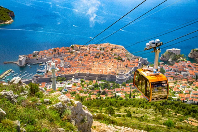 Wandbild: Luftaufnahme der Altstadt von Dubrovnik mit berühmter Seilbahn [...] - Bild 1 von 1