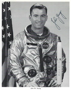 JOHN YOUNG APOLLO 16 SIGNED AUTOPEN NASA 8x10 LITHOGRAPHIE    - Bild 1 von 1