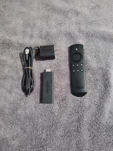 Transmisor multimedia Amazon Fire TV Stick 2da generación modelo LY73PR con control remoto por voz - Imagen 1 de 9