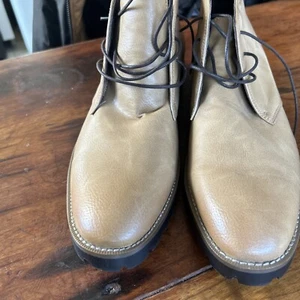 Brandneu Herren Hellbraun Größe 8,5 Leder Ausgezeichnete Chukka Stiefel - Bild 1 von 6