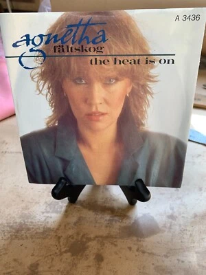 Agnetha Faltskog The Heat is on / Man Epic Records 45 Picture Sleeve Rare Foto 1 de 4