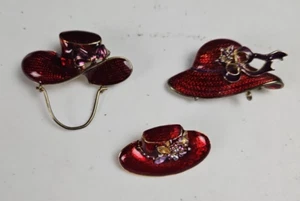 (3) Prendedores Red Hat Society - Imagen 1 de 5