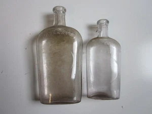 2 ANTIKE KLARGLAS GARANTIE RIEMEN SEITE FLASCHEN 6-3/4" & 8" HOCH - Bild 1 von 5