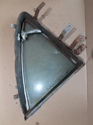 Conjunto de marco de ventana de ventilación trasera derecha Buick Special Súper cuatro puertas 51-53 Foto 1 de 4