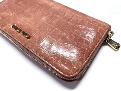 MIU MIU CARTEIRA LONGA VINTAGE PADRÃO CROCODILO COM ZÍPER EM TORNO DE COURO ROSA ITÁLIA - Imagem 1 de 4