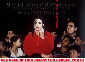 FOTO RARA DE 8x10 de Michael Jackson 1991 en el escenario con niños (1) - Imagen 1 de 1