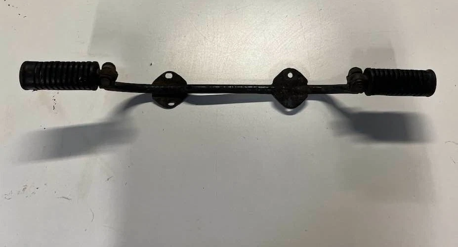 Honda CL175 CB175 CL 175 H1247-1 1973 clavijas de conductor delanteras y barra de montaje Foto 1 de 4