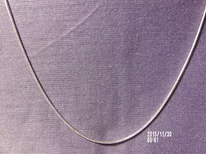 Hermosa cadena de serpiente plana plateada - 26 pulgadas 2 mm. - Imagen 1 de 3