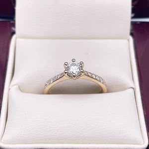 Anello di fidanzamento 6 artigli oro giallo 18 carati diamante naturale 0,65 carati certificato GIA - Foto 1 di 6